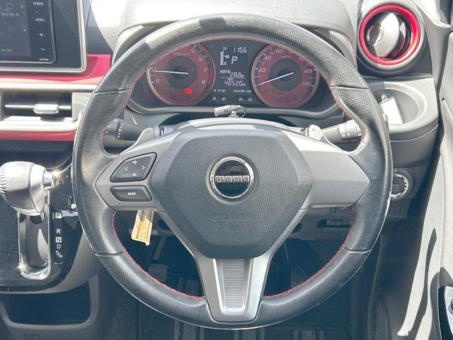 【パドルシフト】ハンドルから手を離さずに素早くシフトアップ&ダウンができるので、エンジンブレーキを使う下り坂や高速道路の合流で加速したい場面で役立ちます。