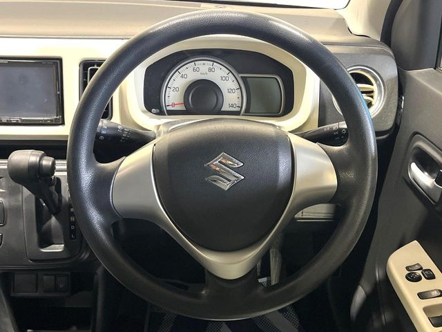 �C���e���A�ɍ��킹���f�U�C���̃X�e�A�����O�́A�^�]�������̂��Ƃ��l���A�^�]���₷���`��A�傫���ł��B�����x�A���ۂɐG���Ă��m���߂��������B