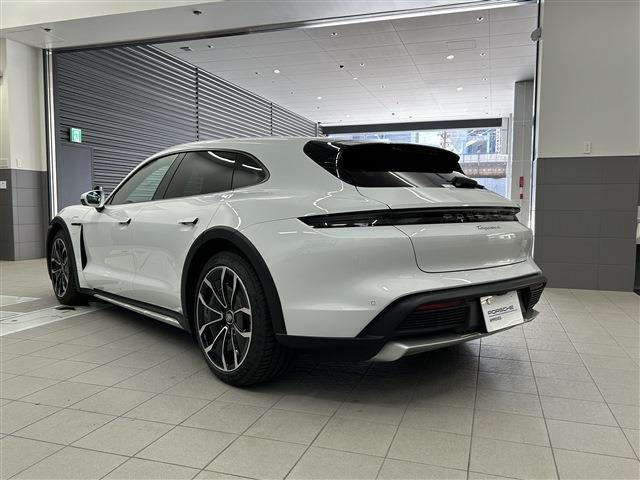 タイカンクロスツーリスモ4 4+1シート 4WD