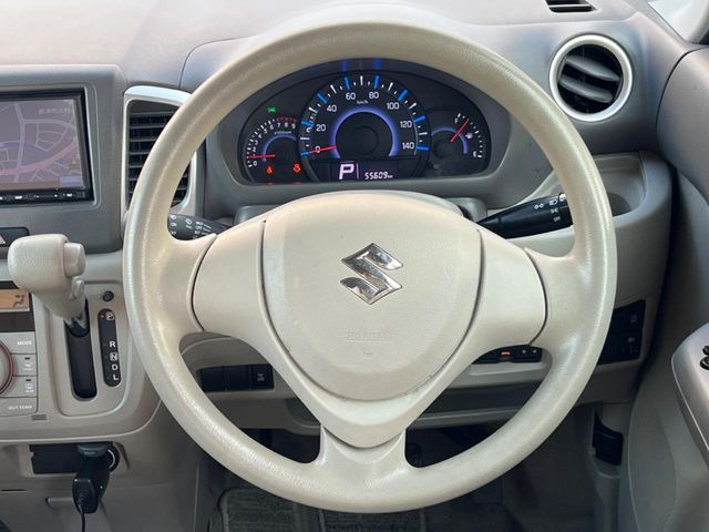 �C���e���A�ɍ��킹���f�U�C���̃X�e�A�����O�́A�^�]�������̂��Ƃ��l���A�^�]���₷���`��A�傫���ł��B�����x�A���ۂɐG���Ă��m���߂��������B