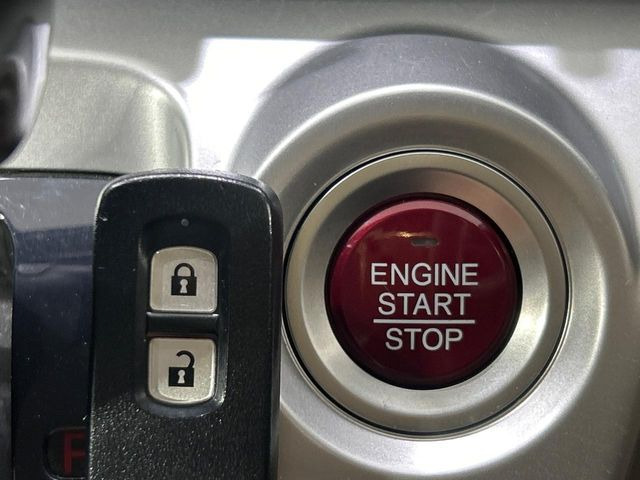 �yHonda�X�}�[�g�L�[�z�J�o����|�P�b�g�ɓ��ꂽ�܂܂ł��h�A�̎{���E�������\�ȃX�}�[�g�L�[�𑕔��B�G���W���̃I���E�I�t�����J�M�����o���K�v����������Ƃ��Ă��֗��ł���