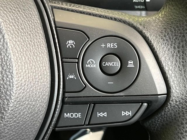 【レーダークルーズコントロール】高速道路での長距離走行が楽に!!自動で速度を保つクルーズコントロールが、衝突軽減システムと連携し、前方の車両を感知して車間を保つように速度調節してくれます!!