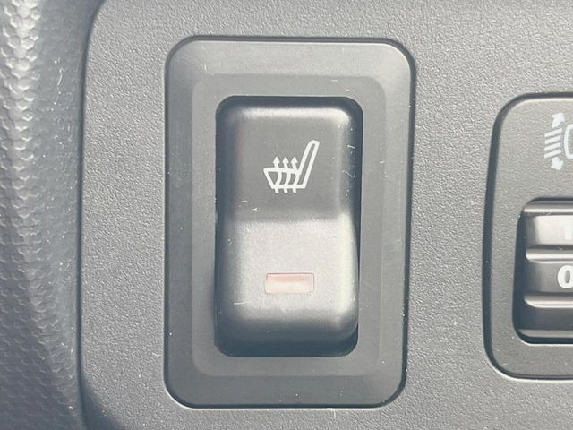 【シートヒーター】寒い日に重宝するシートヒーター!エアコンより早く温まってくれるので寒がりの人も安心ですね♪エアコンの温風は乾燥するから苦手、という方にもをおすすめです。