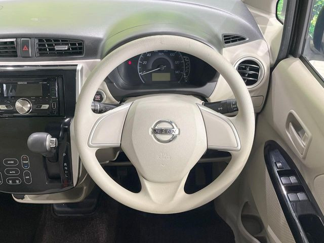 �C���e���A�ɍ��킹���f�U�C���̃X�e�A�����O�́A�^�]�������̂��Ƃ��l���A�^�]���₷���`��A�傫���ł��B�����x�A���ۂɐG���Ă��m���߂��������B