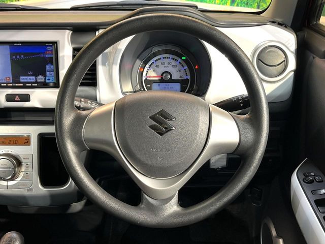 �C���e���A�ɍ��킹���f�U�C���̃X�e�A�����O�́A�^�]�������̂��Ƃ��l���A�^�]���₷���`��A�傫���ł��B�����x�A���ۂɐG���Ă��m���߂��������B