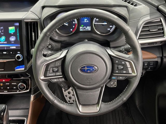 �C���e���A�ɍ��킹���f�U�C���̃X�e�A�����O�́A�^�]�������̂��Ƃ��l���A�^�]���₷���`��A�傫���ł��B�����x�A���ۂɐG���Ă��m���߂��������B