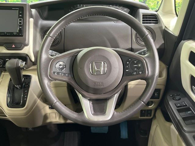 �C���e���A�ɍ��킹���f�U�C���̃X�e�A�����O�́A�^�]�������̂��Ƃ��l���A�^�]���₷���`��A�傫���ł��B�����x�A���ۂɐG���Ă��m���߂��������B