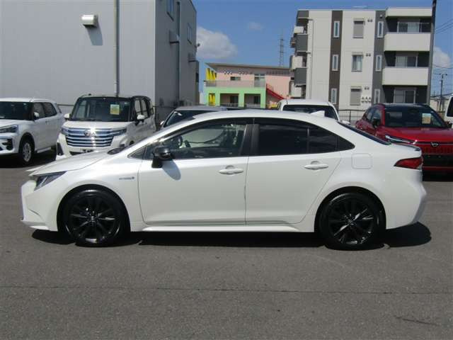 カローラ1.8 ハイブリッド W×B