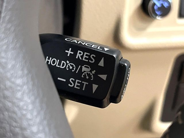 【レーダークルーズコントロール】高速道路での長距離走行が楽に!!自動で速度を保つクルーズコントロールが、衝突軽減システムと連携し、前方の車両を感知して車間を保つように速度調節してくれます!!