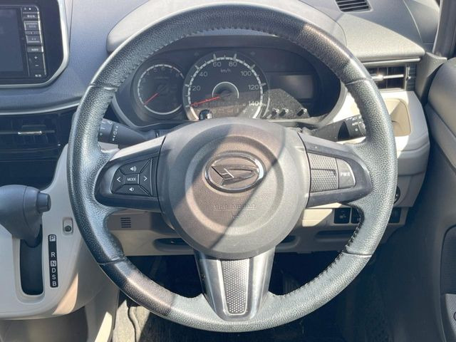 �C���e���A�ɍ��킹���f�U�C���̃X�e�A�����O�́A�^�]�������̂��Ƃ��l���A�^�]���₷���`��A�傫���ł��B�����x�A���ۂɐG���Ă��m���߂��������B