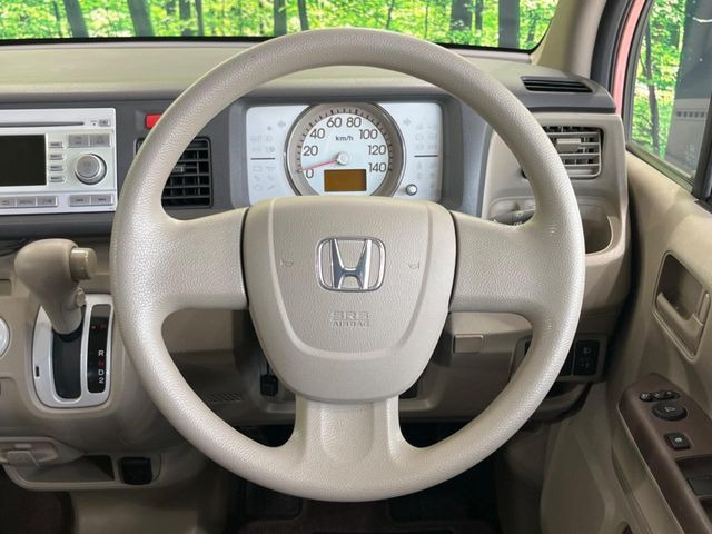 �C���e���A�ɍ��킹���f�U�C���̃X�e�A�����O�́A�^�]�������̂��Ƃ��l���A�^�]���₷���`��A�傫���ł��B�����x�A���ۂɐG���Ă��m���߂��������B