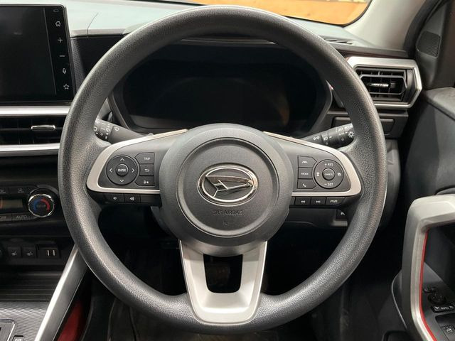 �C���e���A�ɍ��킹���f�U�C���̃X�e�A�����O�́A�^�]�������̂��Ƃ��l���A�^�]���₷���`��A�傫���ł��B�����x�A���ۂɐG���Ă��m���߂��������B