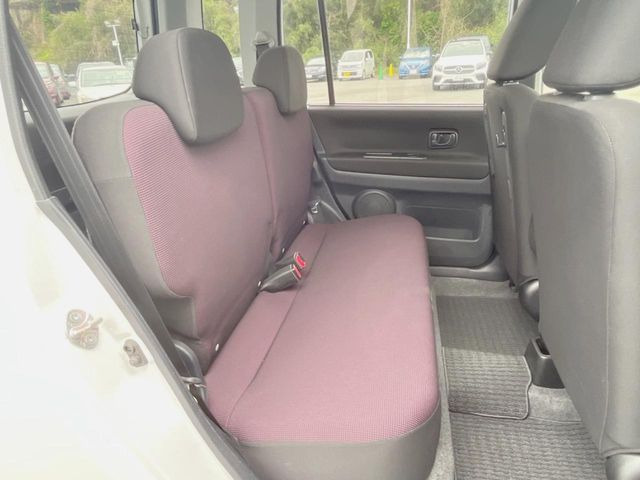 後部座席も気になるようなキズ・汚れやへたり等、大きなダメージはなく、良好な状態です。