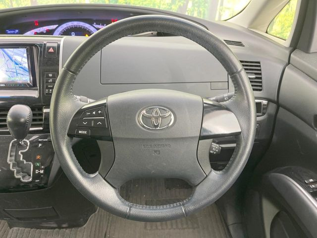 �C���e���A�ɍ��킹���f�U�C���̃X�e�A�����O�́A�^�]�������̂��Ƃ��l���A�^�]���₷���`��A�傫���ł��B�����x�A���ۂɐG���Ă��m���߂��������B