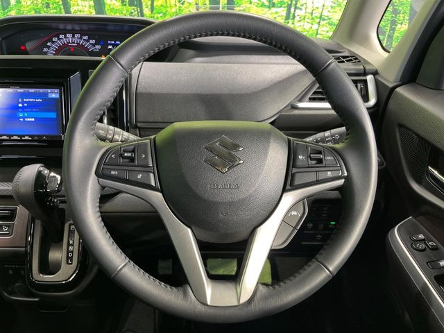 �C���e���A�ɍ��킹���f�U�C���̃X�e�A�����O�́A�^�]�������̂��Ƃ��l���A�^�]���₷���`��A�傫���ł��B�����x�A���ۂɐG���Ă��m���߂��������B