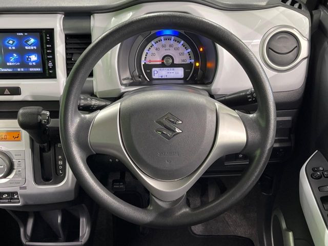 �C���e���A�ɍ��킹���f�U�C���̃X�e�A�����O�́A�^�]�������̂��Ƃ��l���A�^�]���₷���`��A�傫���ł��B�����x�A���ۂɐG���Ă��m���߂��������B