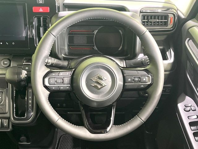 �C���e���A�ɍ��킹���f�U�C���̃X�e�A�����O�́A�^�]�������̂��Ƃ��l���A�^�]���₷���`��A�傫���ł��B�����x�A���ۂɐG���Ă��m���߂��������B