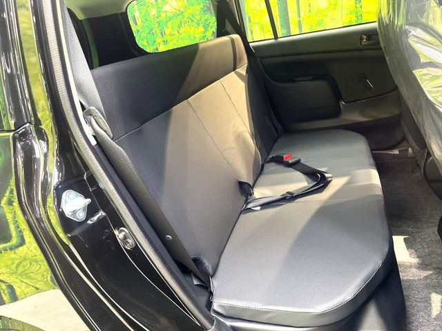 後部座席も気になるようなキズ・汚れやへたり等、大きなダメージはなく、良好な状態です。