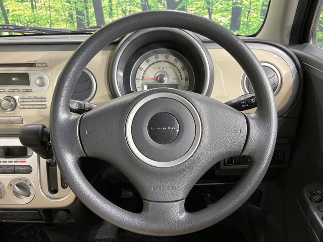 �C���e���A�ɍ��킹���f�U�C���̃X�e�A�����O�́A�^�]�������̂��Ƃ��l���A�^�]���₷���`��A�傫���ł��B�����x�A���ۂɐG���Ă��m���߂��������B