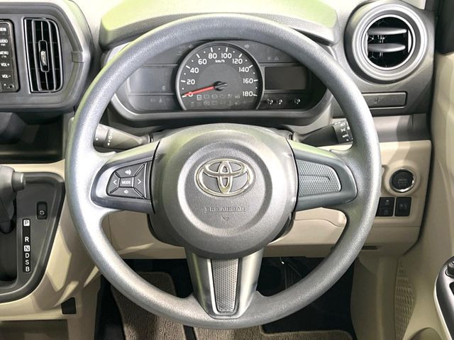 �C���e���A�ɍ��킹���f�U�C���̃X�e�A�����O�́A�^�]�������̂��Ƃ��l���A�^�]���₷���`��A�傫���ł��B�����x�A���ۂɐG���Ă��m���߂��������B