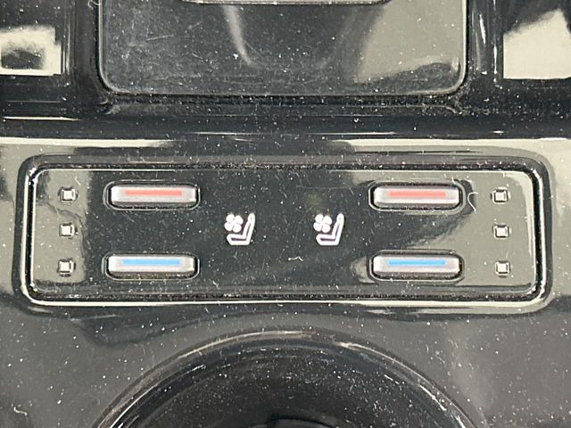 【シートベンチレーション】夏場は涼しい風でお尻や背中の熱やムレを防ぎ、冬はエアコンよりも早く温まってポカポカに!季節を問わず快適に過ごせます。