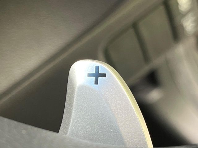 【パドルシフト】ハンドルから手を離さずに素早くシフトアップ&ダウンができるので、エンジンブレーキを使う下り坂や高速道路の合流で加速したい場面で役立ちます。
