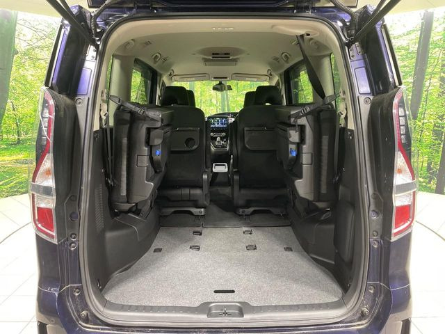 後席を格納すると、これだけの広さが!シーンに合わせたシートアレンジで、大きな荷物も積むことが出来ます♪