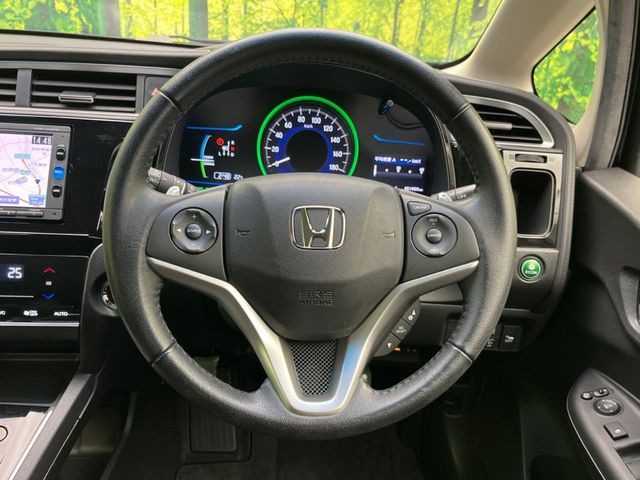 【ステアリングスイッチ】運転中、前方から目線をそらすことなく、オーディオ等の操作が可能な便利機能!安心&快適なドライブを演出してくれます♪