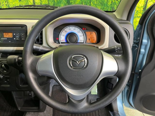 �C���e���A�ɍ��킹���f�U�C���̃X�e�A�����O�́A�^�]�������̂��Ƃ��l���A�^�]���₷���`��A�傫���ł��B�����x�A���ۂɐG���Ă��m���߂��������B