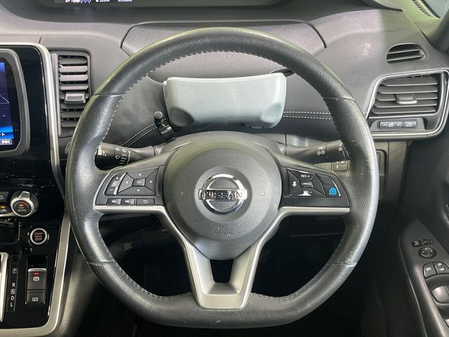 �C���e���A�ɍ��킹���f�U�C���̃X�e�A�����O�́A�^�]�������̂��Ƃ��l���A�^�]���₷���`��A�傫���ł��B�����x�A���ۂɐG���Ă��m���߂��������B