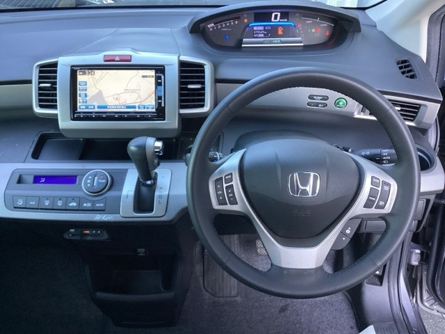 フリードハイブリッド1.5 プレミアムエディション