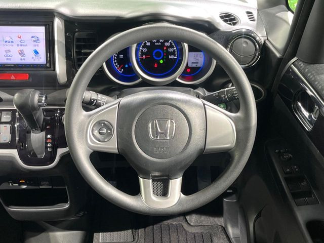 �C���e���A�ɍ��킹���f�U�C���̃X�e�A�����O�́A�^�]�������̂��Ƃ��l���A�^�]���₷���`��A�傫���ł��B�����x�A���ۂɐG���Ă��m���߂��������B
