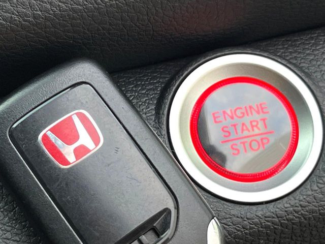 �yHonda�X�}�[�g�L�[�z�J�o����|�P�b�g�ɓ��ꂽ�܂܂ł��h�A�̎{���E�������\�ȃX�}�[�g�L�[�𑕔��B�G���W���̃I���E�I�t�����J�M�����o���K�v����������Ƃ��Ă��֗��ł���