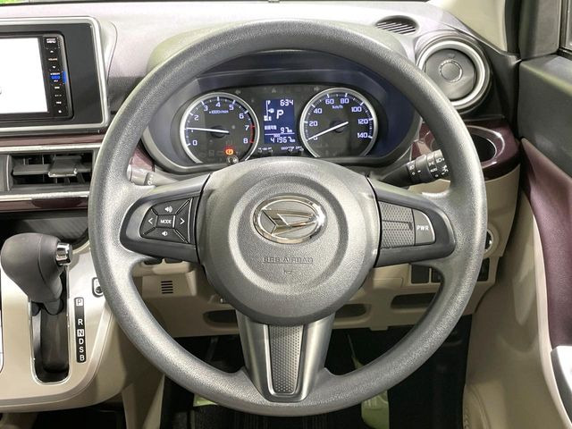 �C���e���A�ɍ��킹���f�U�C���̃X�e�A�����O�́A�^�]�������̂��Ƃ��l���A�^�]���₷���`��A�傫���ł��B�����x�A���ۂɐG���Ă��m���߂��������B