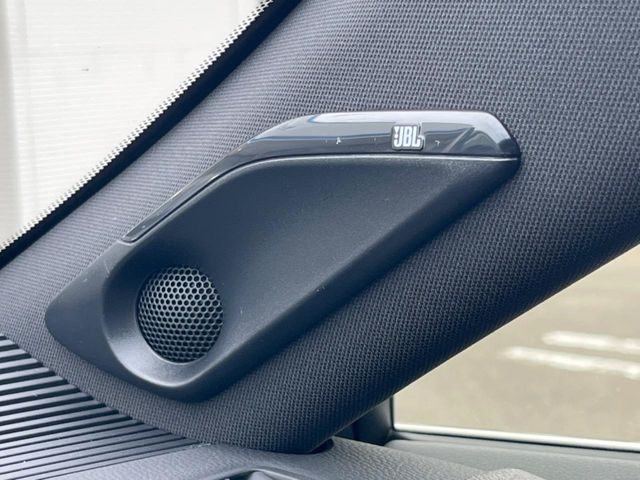 【JBLサウンドシステム】メーカーオプションの高品位サウンドシステムを搭載。専用のチューニングが施された大小様々なスピーカーから良質なサウンドが奏でられ、臨場感あふれる音響空間を演出します。
