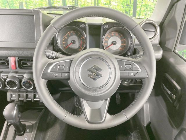 �C���e���A�ɍ��킹���f�U�C���̃X�e�A�����O�́A�^�]�������̂��Ƃ��l���A�^�]���₷���`��A�傫���ł��B�����x�A���ۂɐG���Ă��m���߂��������B