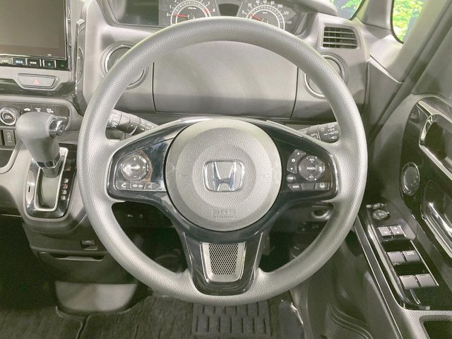 �C���e���A�ɍ��킹���f�U�C���̃X�e�A�����O�́A�^�]�������̂��Ƃ��l���A�^�]���₷���`��A�傫���ł��B�����x�A���ۂɐG���Ă��m���߂��������B