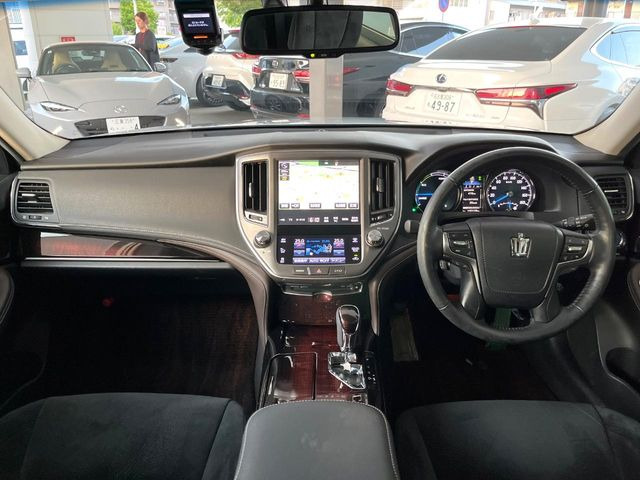 クラウンハイブリッド 2.5 ロイヤルサルーン