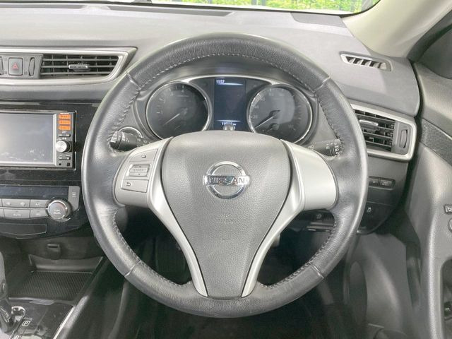 �C���e���A�ɍ��킹���f�U�C���̃X�e�A�����O�́A�^�]�������̂��Ƃ��l���A�^�]���₷���`��A�傫���ł��B�����x�A���ۂɐG���Ă��m���߂��������B