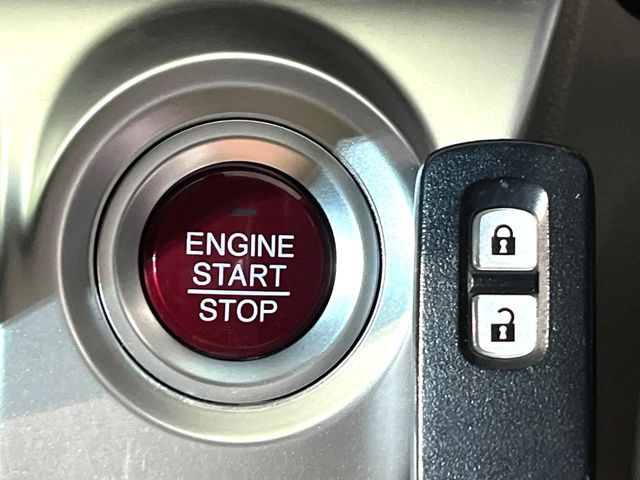 �yHonda�X�}�[�g�L�[�z�J�o����|�P�b�g�ɓ��ꂽ�܂܂ł��h�A�̎{���E�������\�ȃX�}�[�g�L�[�𑕔��B�G���W���̃I���E�I�t�����J�M�����o���K�v����������Ƃ��Ă��֗��ł���