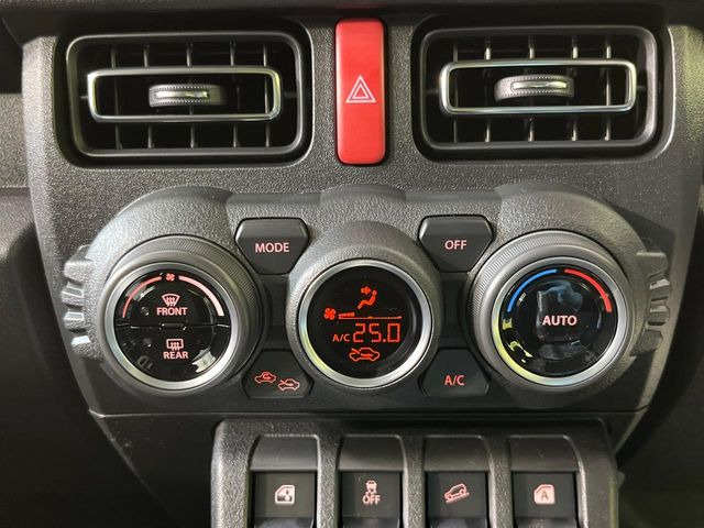 【オートエアコン】一度お好みの温度に設定すれば、車内の温度を検知し風量や温度を自動で調整。暑い&hellip;寒い&hellip;と何度もスイッチ操作をする必要はありません。快適な車内空間には必須の機能ですね♪