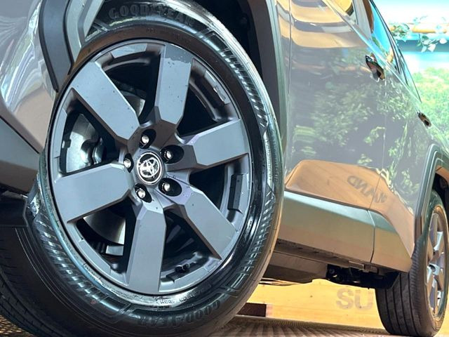 �y����18�C���`�A���~�z�C�[���z�O�ςɃ}�b�`���������A���~�z�C�[���𑕒����Ă���܂��B�e��ЊO�A���~�z�C�[����A�X�^�b�h���X�^�C�����戵�����Ă���܂��B���񂲑��k����������