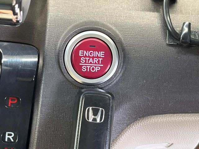 �yHonda�X�}�[�g�L�[�z�J�o����|�P�b�g�ɓ��ꂽ�܂܂ł��h�A�̎{���E�������\�ȃX�}�[�g�L�[�𑕔��B�G���W���̃I���E�I�t�����J�M�����o���K�v����������Ƃ��Ă��֗��ł���