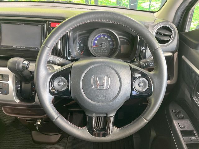 �C���e���A�ɍ��킹���f�U�C���̃X�e�A�����O�́A�^�]�������̂��Ƃ��l���A�^�]���₷���`��A�傫���ł��B�����x�A���ۂɐG���Ă��m���߂��������B