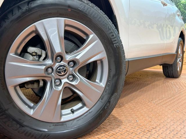 【純正17インチアルミホイール】外観にマッチした純正アルミホイールを装着しております。各種社外アルミホイールや、スタッドレスタイヤも取扱いしております。是非ご相談ください♪