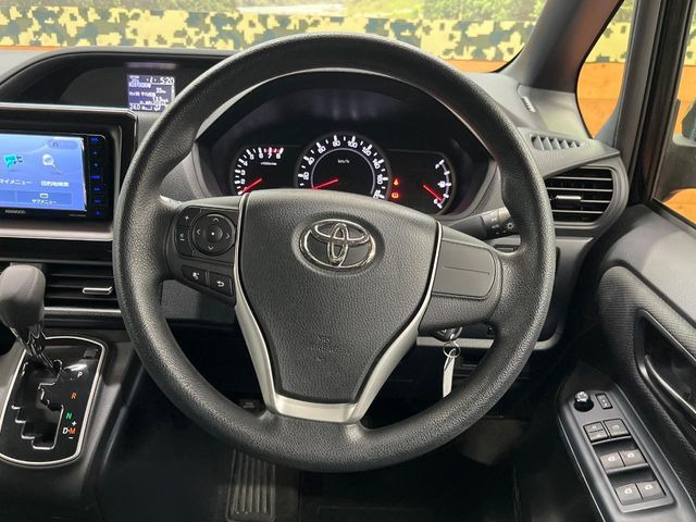 �C���e���A�ɍ��킹���f�U�C���̃X�e�A�����O�́A�^�]�������̂��Ƃ��l���A�^�]���₷���`��A�傫���ł��B�����x�A���ۂɐG���Ă��m���߂��������B