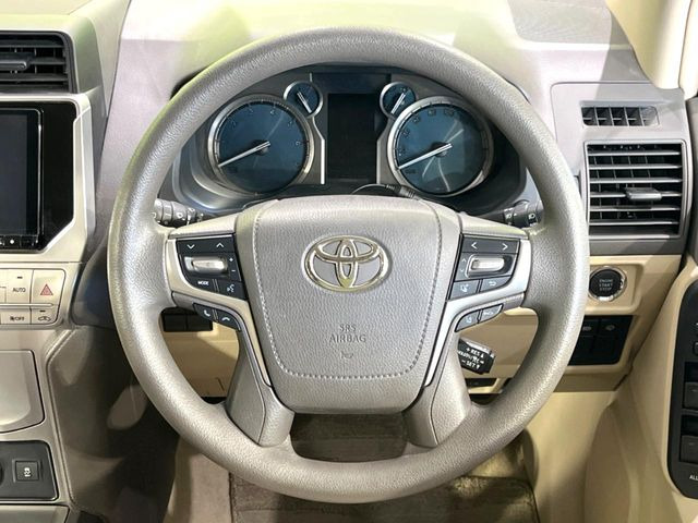 �C���e���A�ɍ��킹���f�U�C���̃X�e�A�����O�́A�^�]�������̂��Ƃ��l���A�^�]���₷���`��A�傫���ł��B�����x�A���ۂɐG���Ă��m���߂��������B