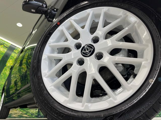 �y����15�C���`�A���~�z�C�[���z�O�ςɃ}�b�`���������A���~�z�C�[���𑕒����Ă���܂��B�e��ЊO�A���~�z�C�[����A�X�^�b�h���X�^�C�����戵�����Ă���܂��B���񂲑��k����������