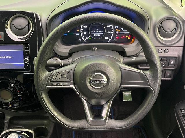 �C���e���A�ɍ��킹���f�U�C���̃X�e�A�����O�́A�^�]�������̂��Ƃ��l���A�^�]���₷���`��A�傫���ł��B�����x�A���ۂɐG���Ă��m���߂��������B