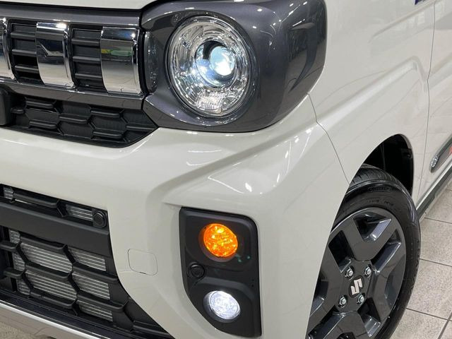 【LEDヘッドライト】悪天候や夜間走行時も良好な視界を確保し安心して運転できる高輝度LEDヘッドライトを装備!点灯速度が早く、消費電力も抑えられています。